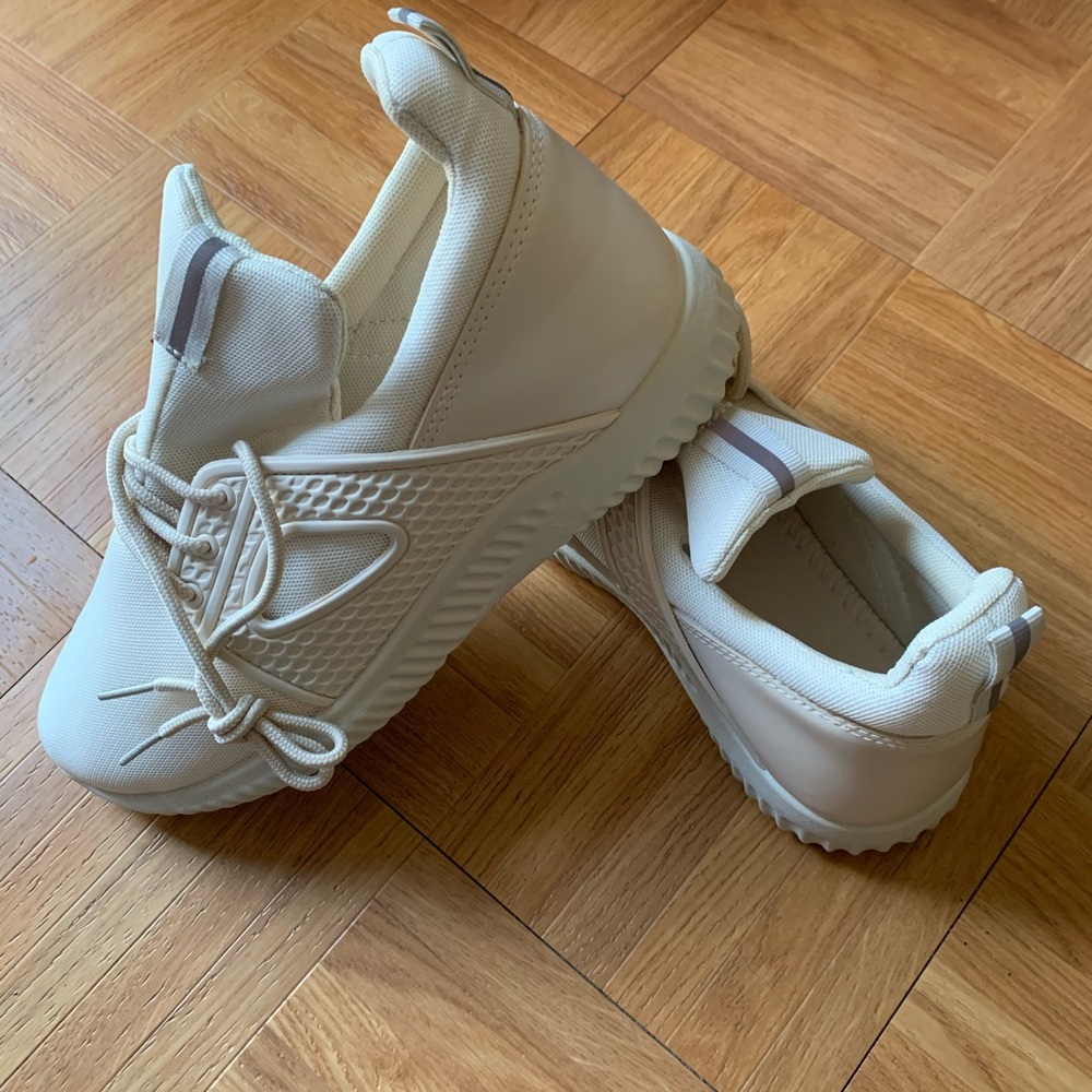 Rue 21 Stylish off white/cream sneakers